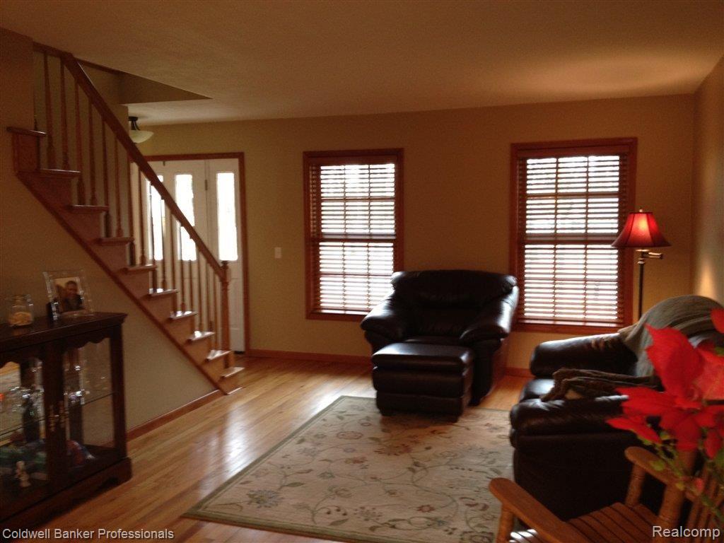 10481 Culver Road Brighton, MI 48114 - Photo 5 of 19 Living Room