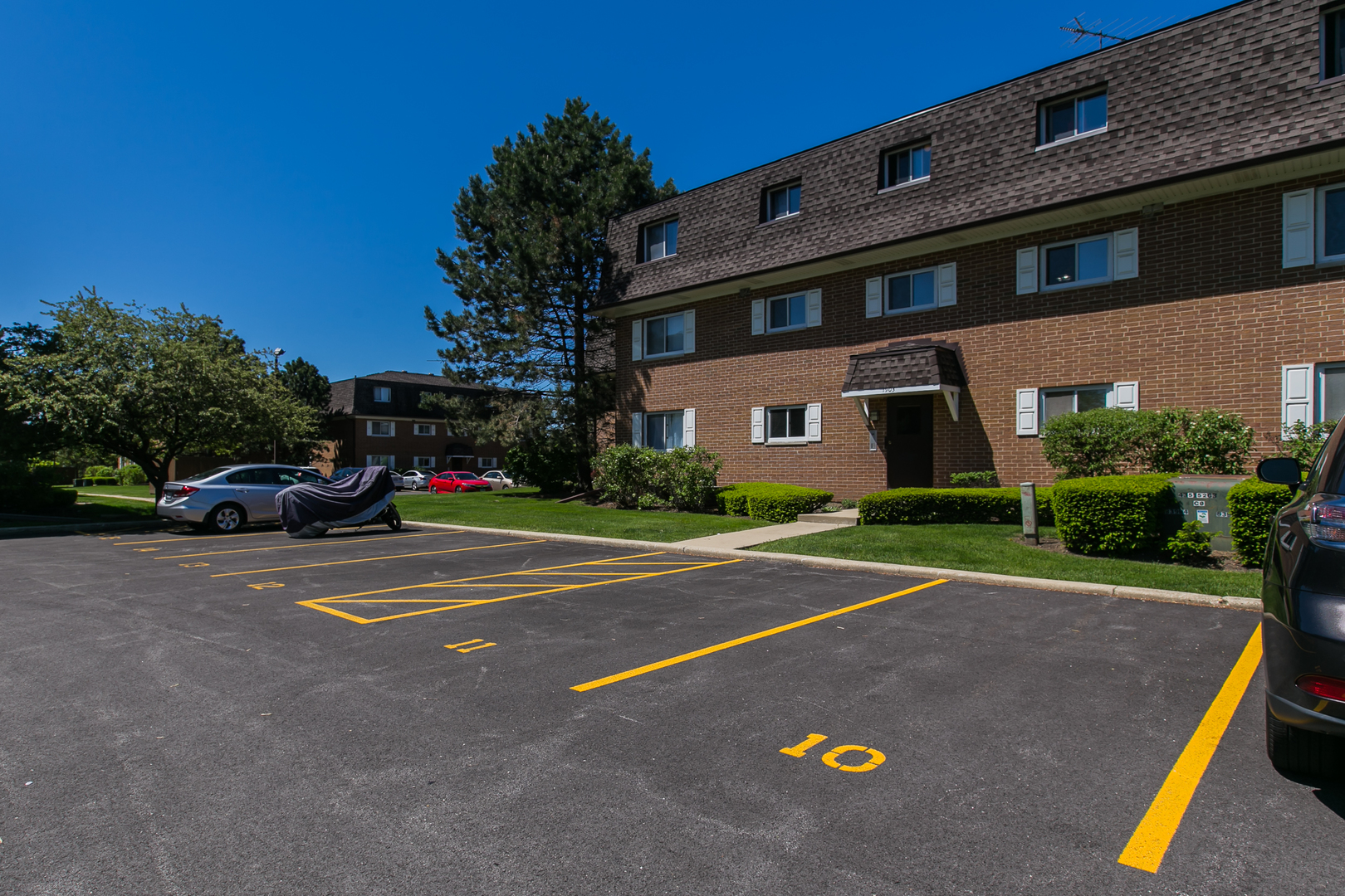 1903 West Golf Road, Unit 2A Mount Prospect, IL 60056 - Photo 18 of 20 a view of a building with a yard