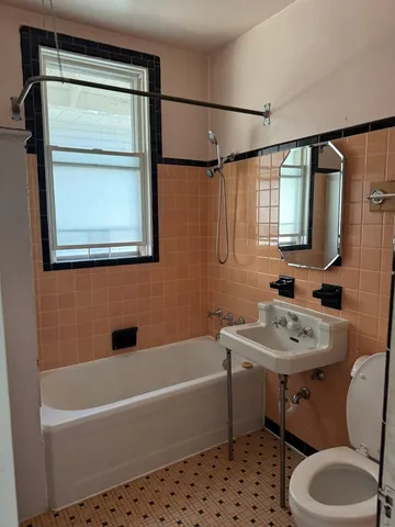 $2,000 | 4741 North Kilbourn Avenue, Unit 2, Chicago, IL 60630