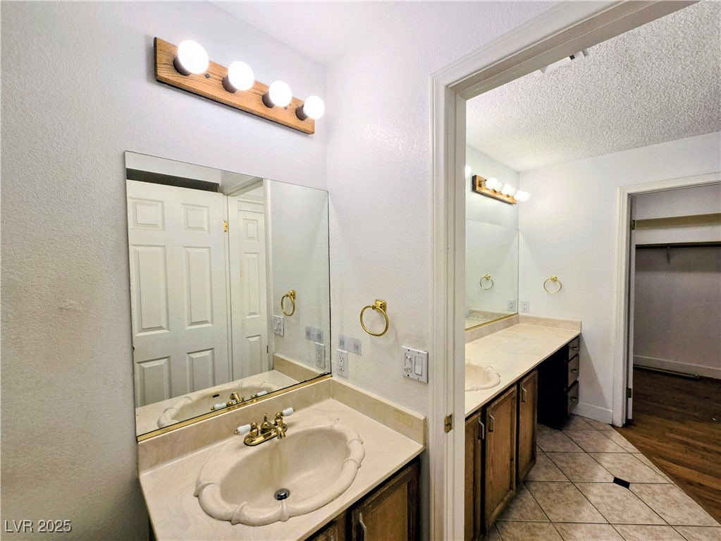 3159 Tonyram Circle Las Vegas, NV 89146 - Photo 32 of 67 Primary Bathroom