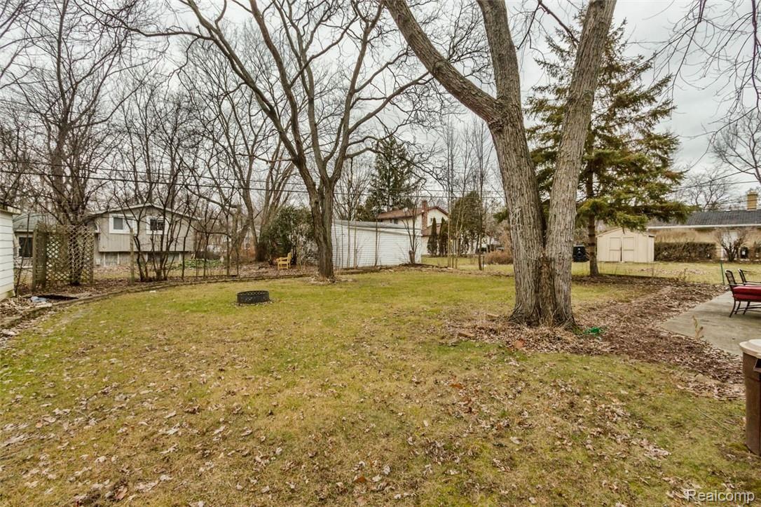29505 Rambling Road Southfield, MI 48076 - Photo 22 of 25 23.jpg