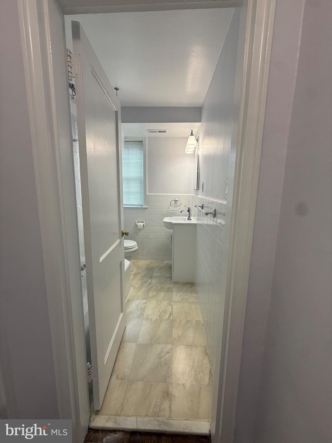 2902 13th Road South, Unit 4021 Arlington, VA 22204 - Photo 10 of 14 Modern bathroom with elegant finishes.