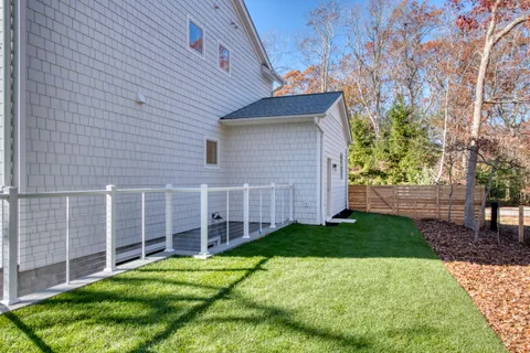 $2,695,000 | 8 3rd Street, East Hampton, NY 11937