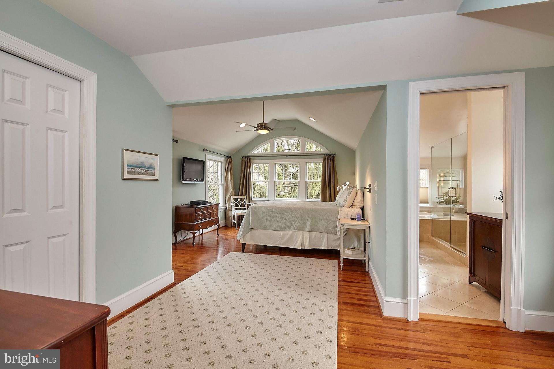 1535 North Glebe Road Arlington, VA 22207 - Photo 17 of 30 1 of 2 Master Suites on the upper level.