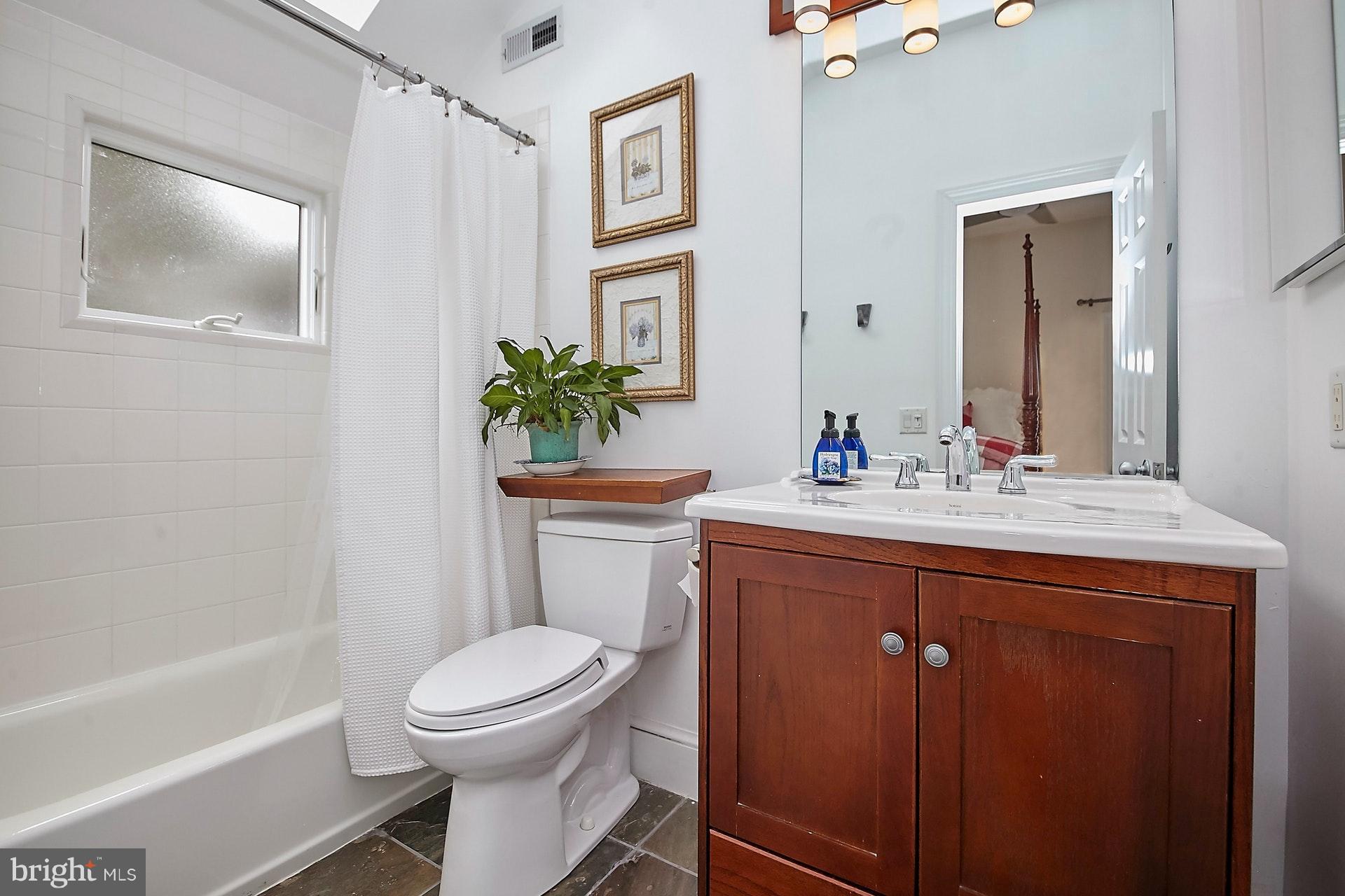 1535 North Glebe Road Arlington, VA 22207 - Photo 23 of 30 2nd Master Suite's Bathroom.