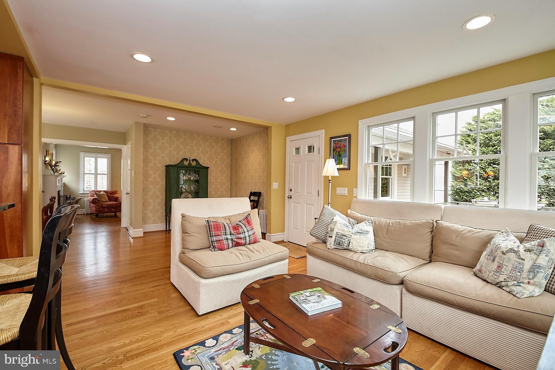 1535 North Glebe Road Arlington, VA 22207 - Photo 4 of 30 Convenient access to FR and Kitchen from deck.