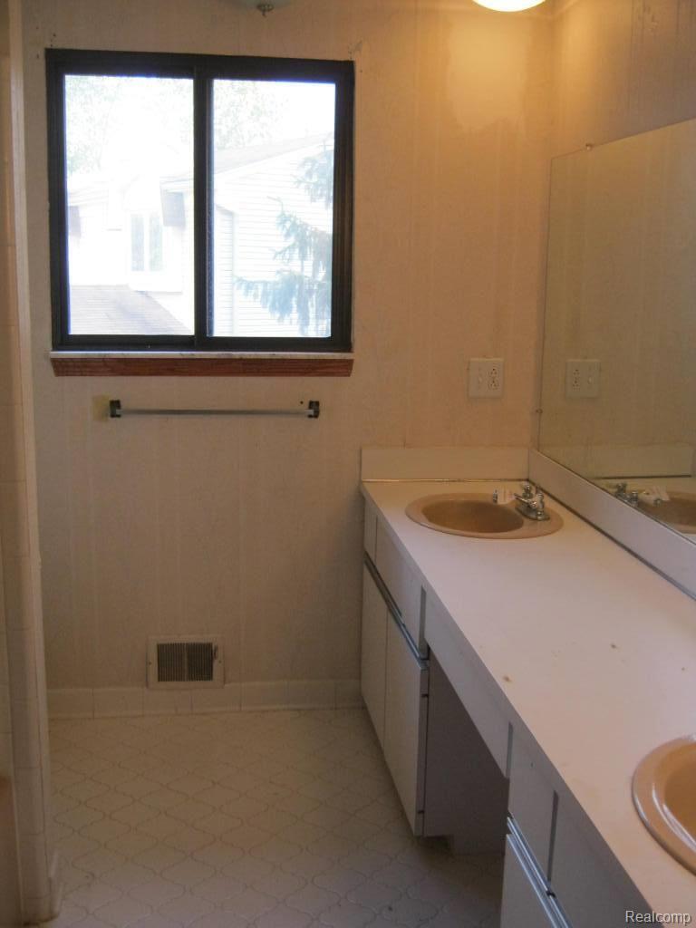 85 Rose Brier Drive Rochester, MI 48309 - Photo 15 of 15 MAINBATH