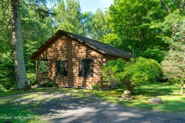 a view of a house with backyard