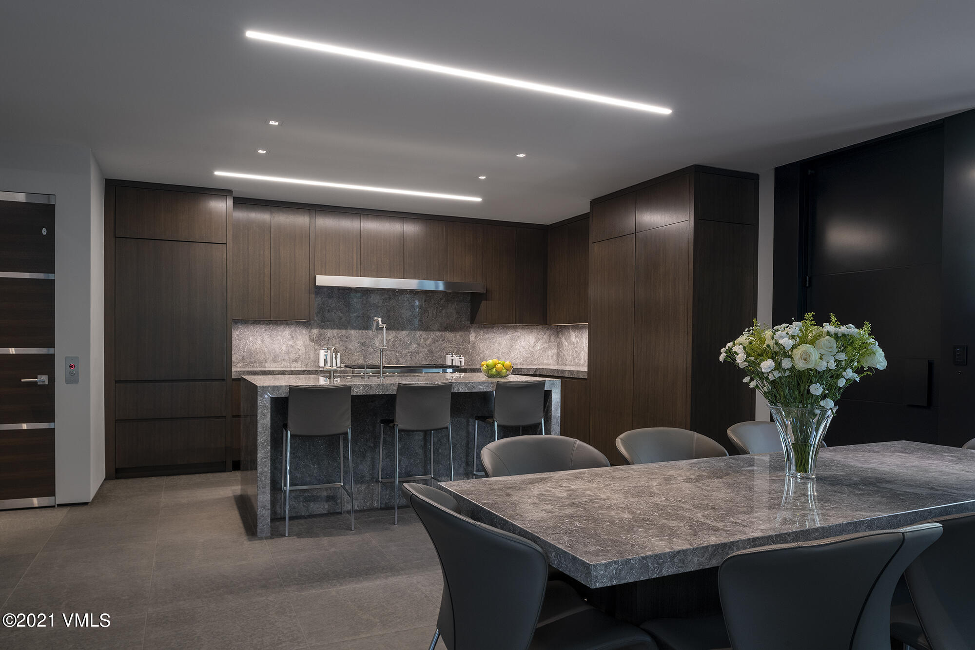 463 Beaver Dam Road Vail, CO 81657 - Photo 4 of 21 a dining room with furniture a potted plant and kitchen view