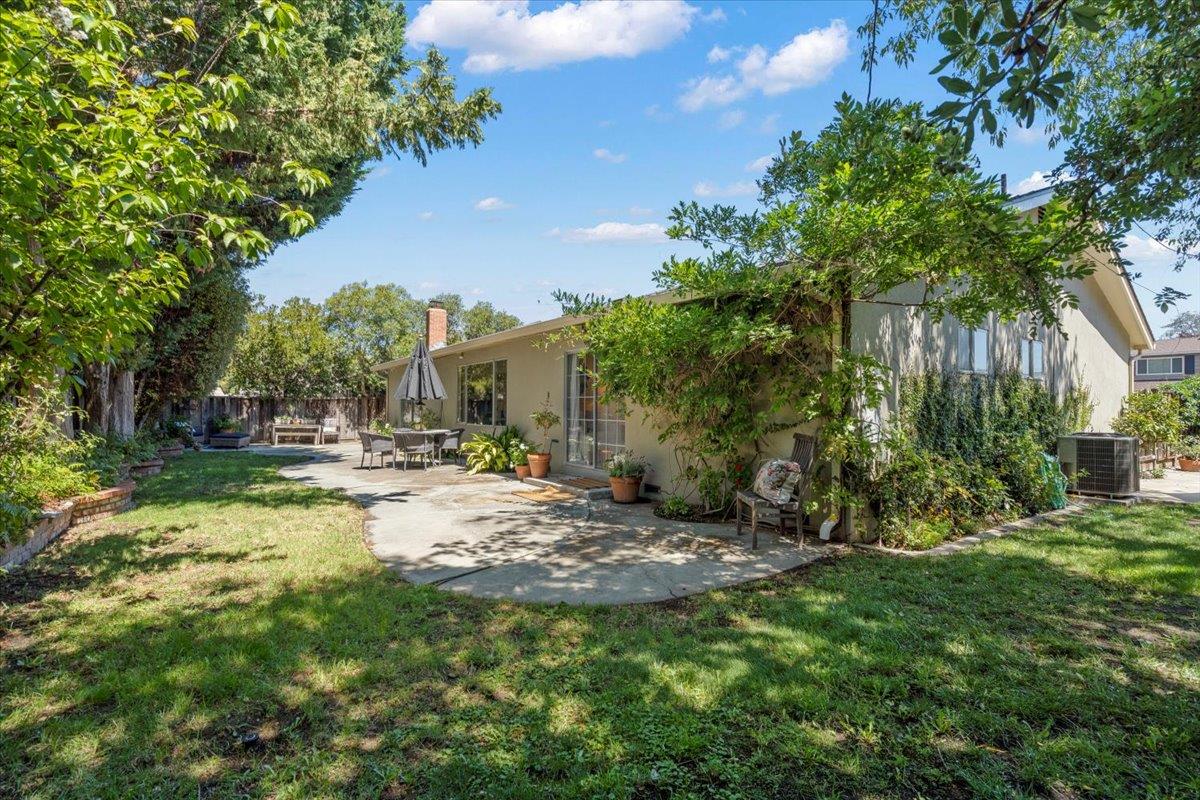 2732 Doverton Square Mountain View, CA 94040 - Photo 29 of 30 a view of a yard with plants and trees