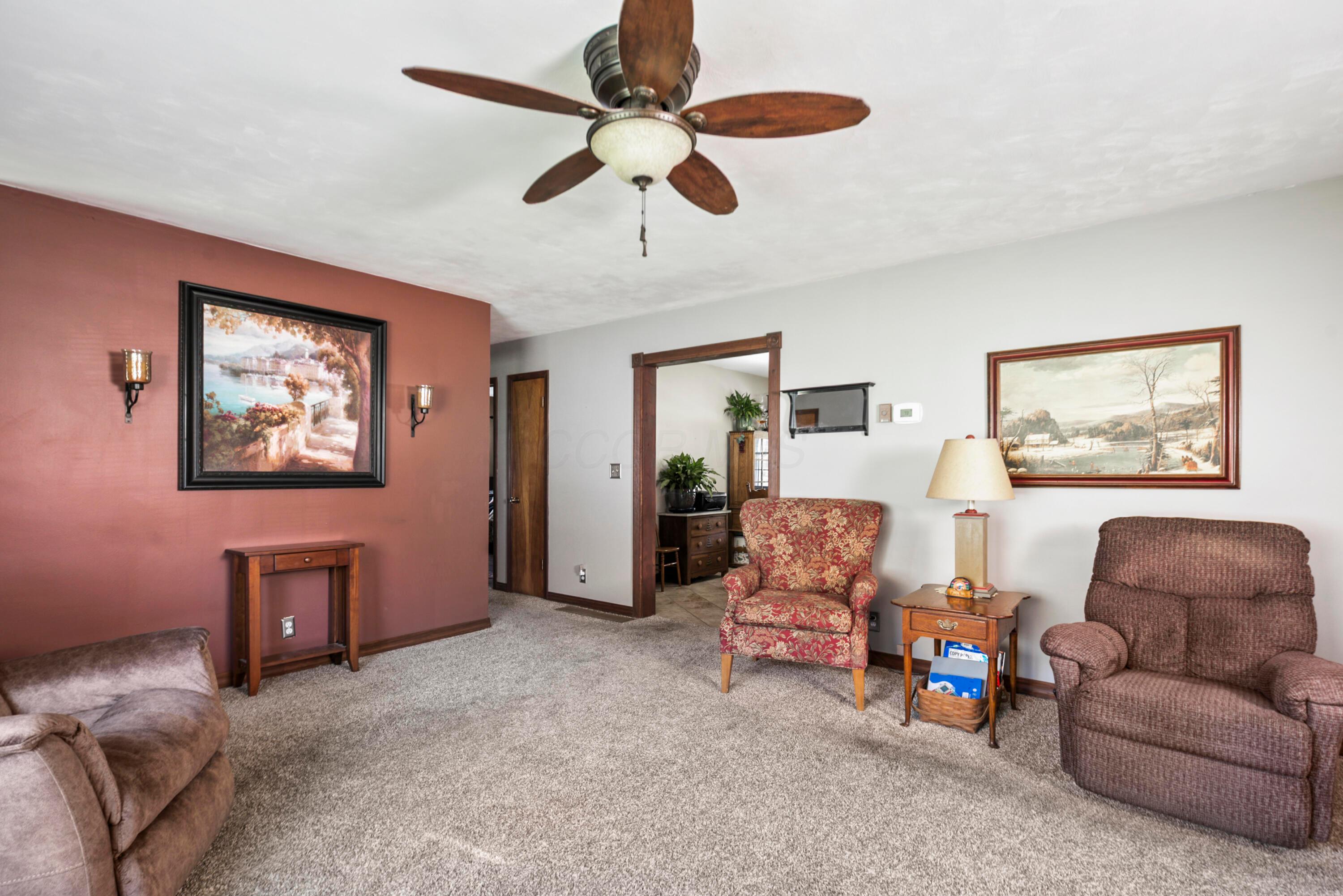 2135 Hamburg Road Southwest Lancaster, OH 43130 - Photo 3 of 39 Living Room