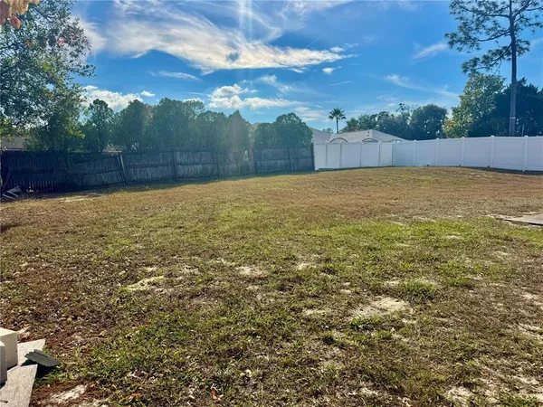 a view of back yard of the house