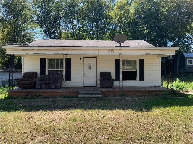 a view of a house with yard and plants
