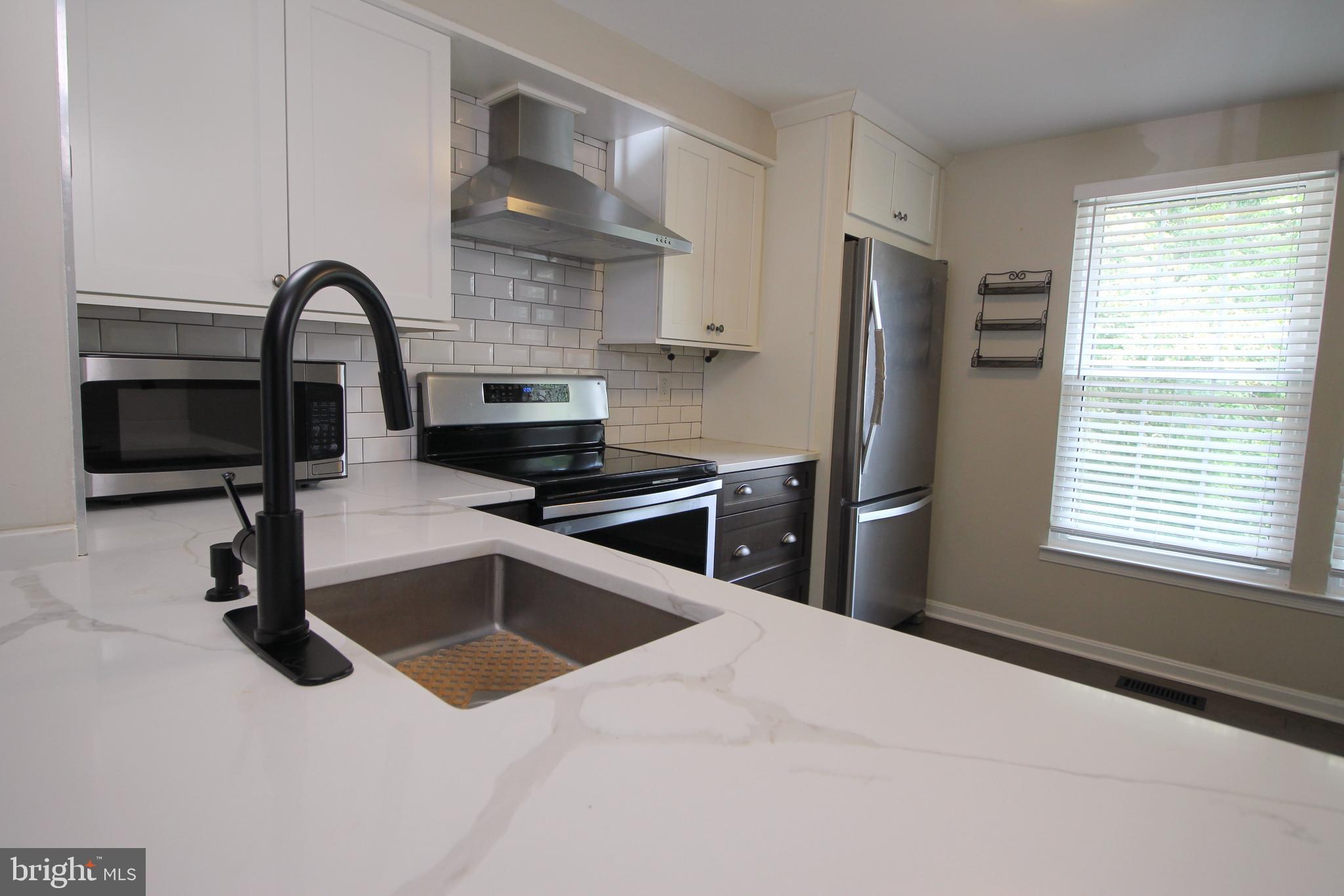 11916 Fieldthorn Court Reston, VA 20194 - Photo 8 of 28 Gallery Image 8