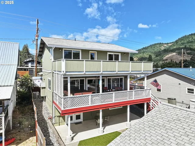 $975,000 | 247 Northeast Washington Street, White Salmon, WA 98672