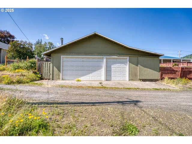a view of back yard of the house