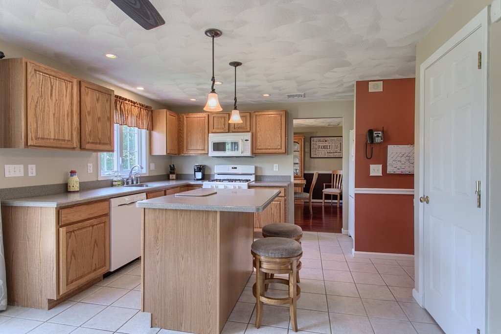219 Pelham Road Dracut, MA 01826 - Photo 13 of 29 Gallery Image 13