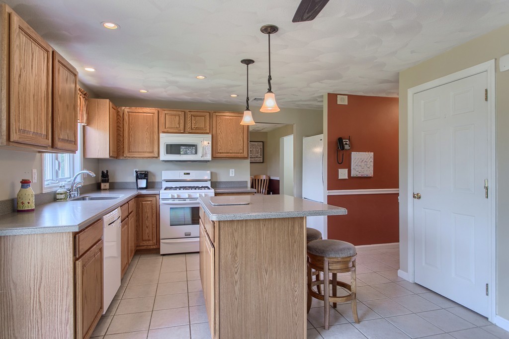 219 Pelham Road Dracut, MA 01826 - Photo 17 of 29 Gallery Image 17