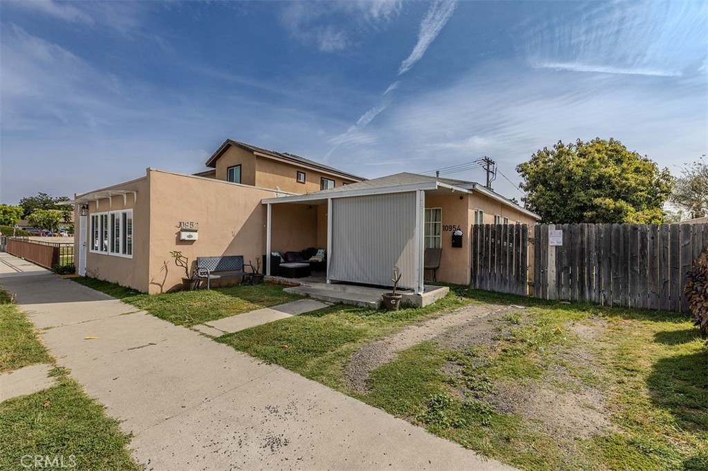 10952 Rose Street Stanton, CA 90680 - Photo 2 of 34 a backyard of a house