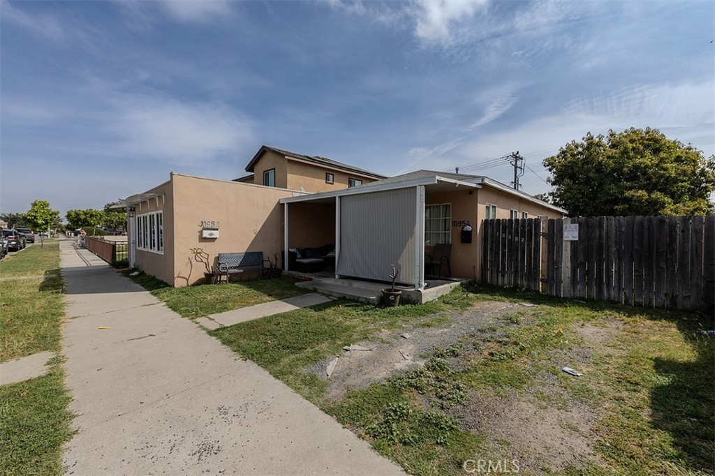10952 Rose Street Stanton, CA 90680 - Photo 30 of 34 a backyard of a house