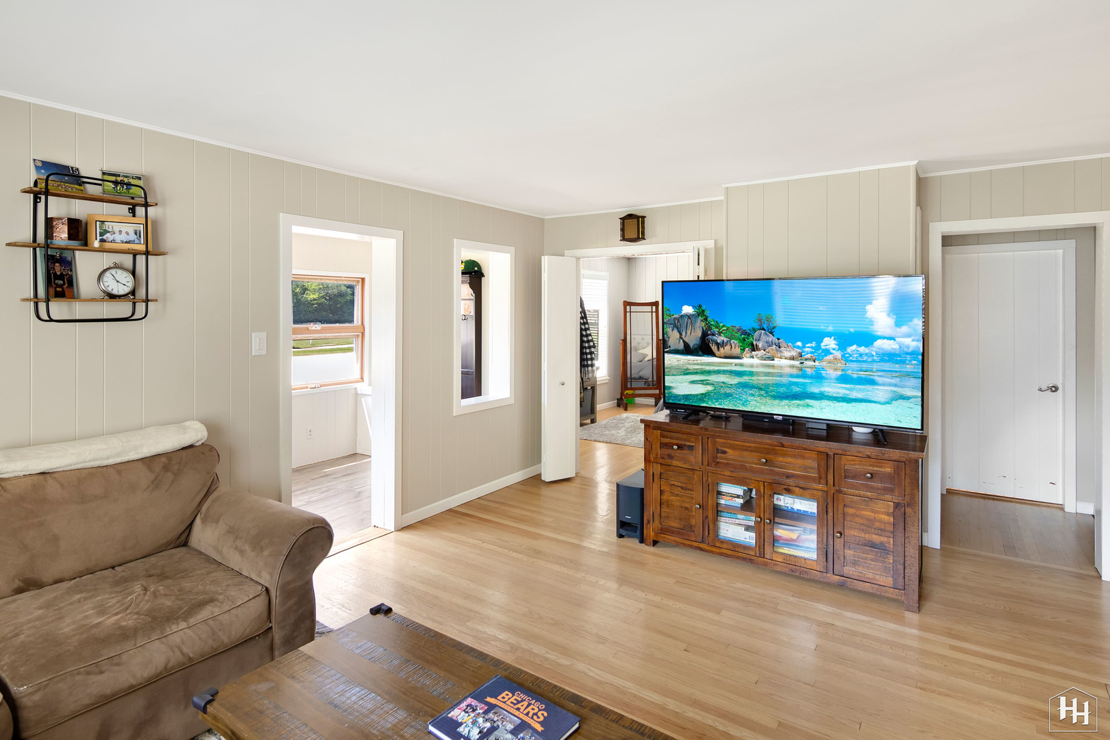 2761 Prairie Road Buffalo Grove, IL 60089 - Photo 8 of 23 a living room with furniture and a flat screen tv