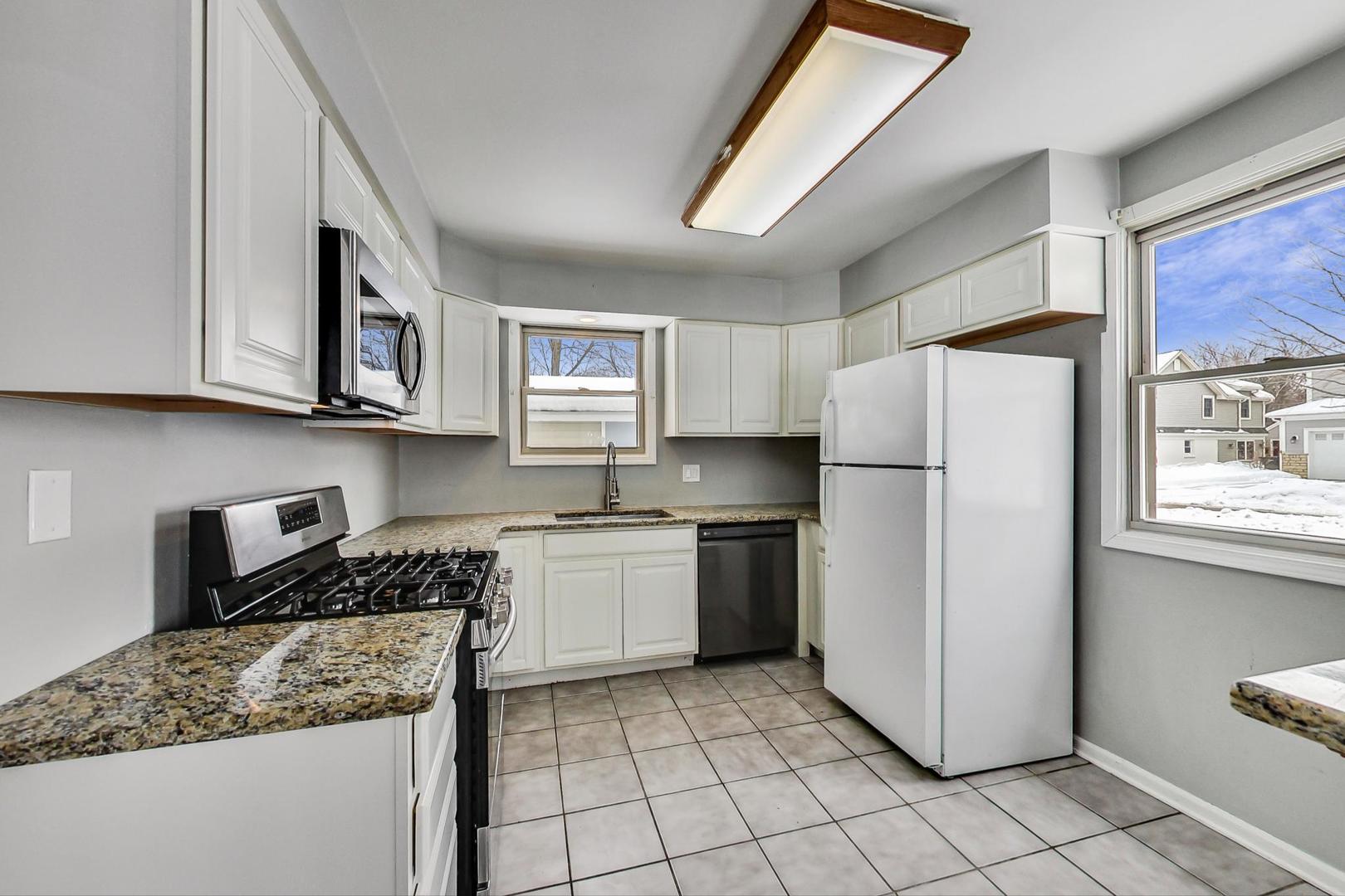 630 Hampton Terrace Libertyville, IL 60048 - Photo 8 of 27