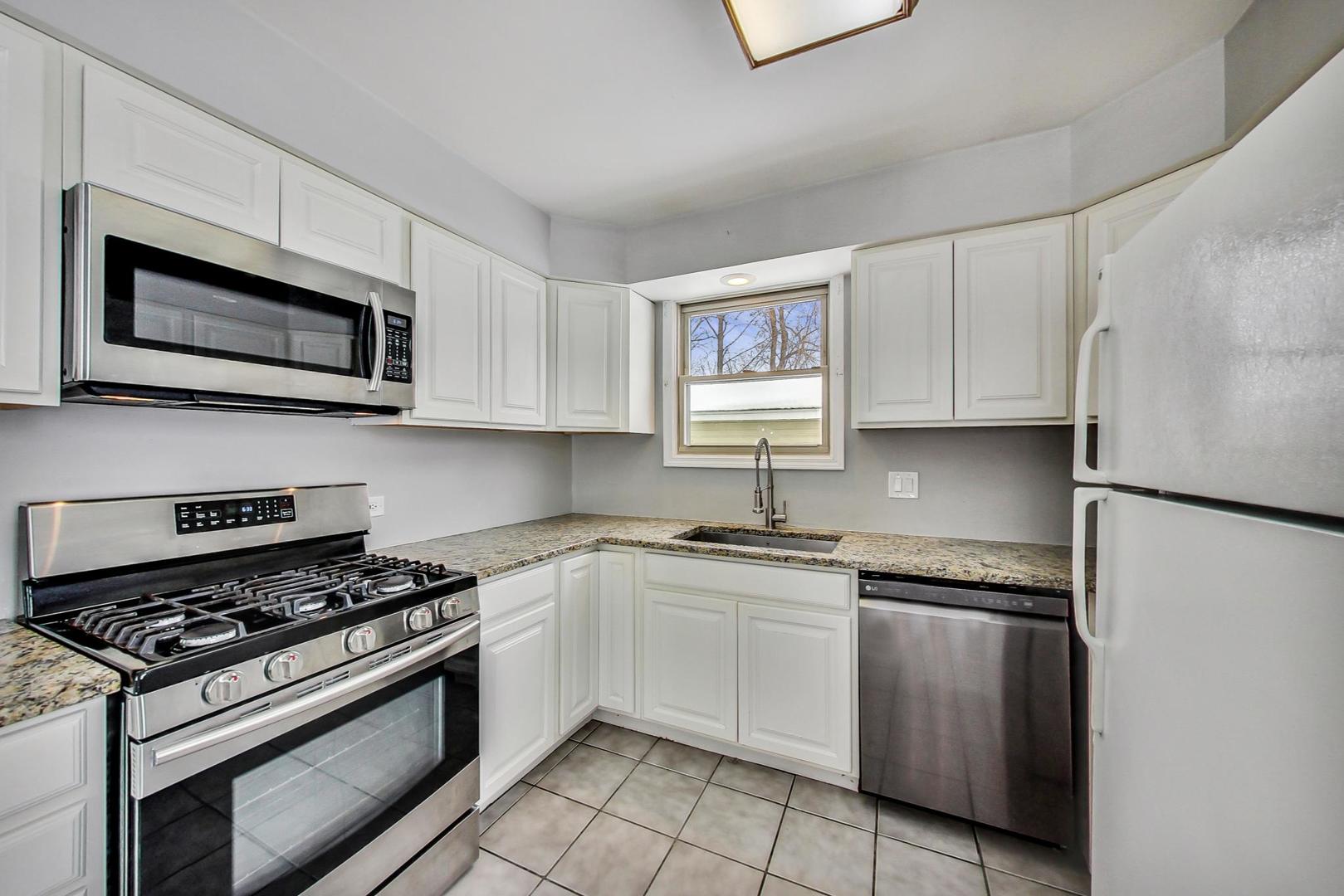 630 Hampton Terrace Libertyville, IL 60048 - Photo 9 of 27