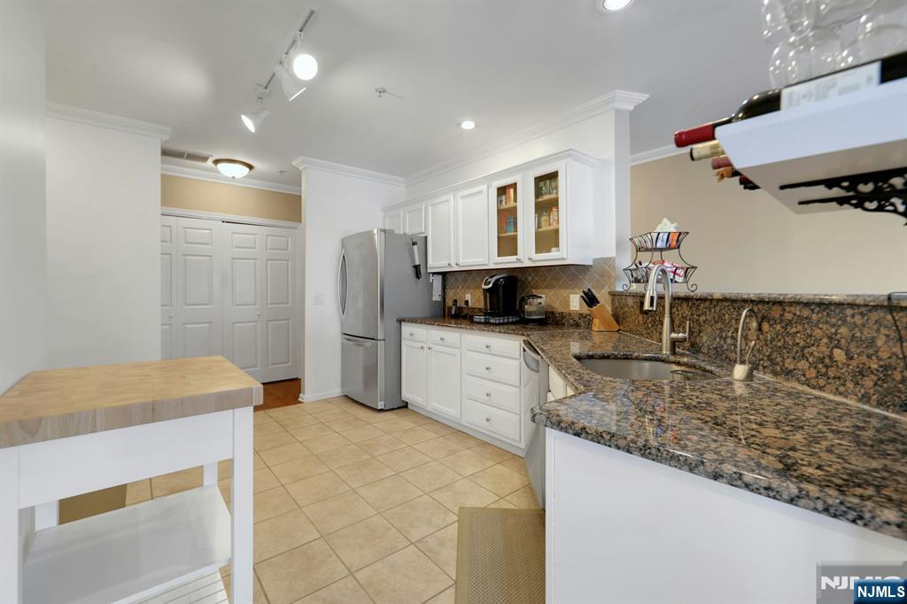155 The Promenade Edgewater, NJ 07020 - Photo 16 of 29