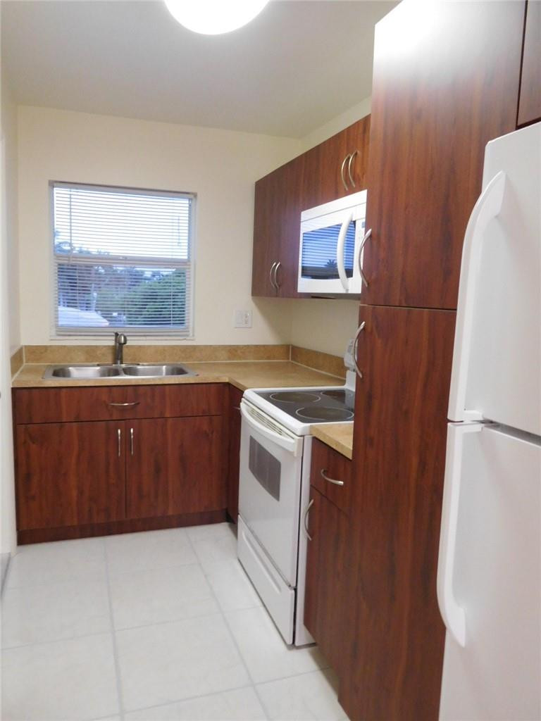 1425 Arthur Street, Unit 414B Hollywood, FL 33020 - Photo 20 of 50 Updated Kitchen