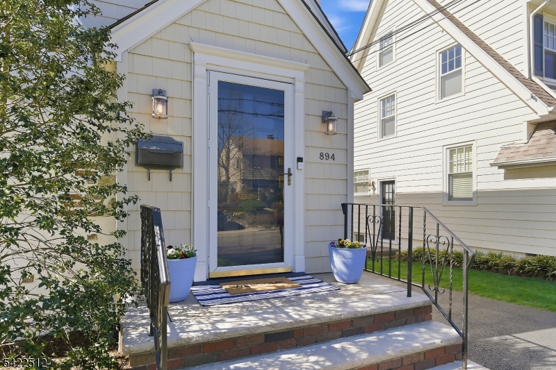 894 Ridgewood Road Millburn, NJ 07041 - Photo 3 of 39