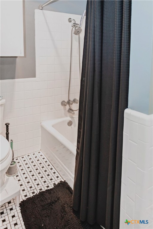 111 Dover Dell Street Victoria, TX 77904 - Photo 30 of 36 a bathroom with a bathtub and shower