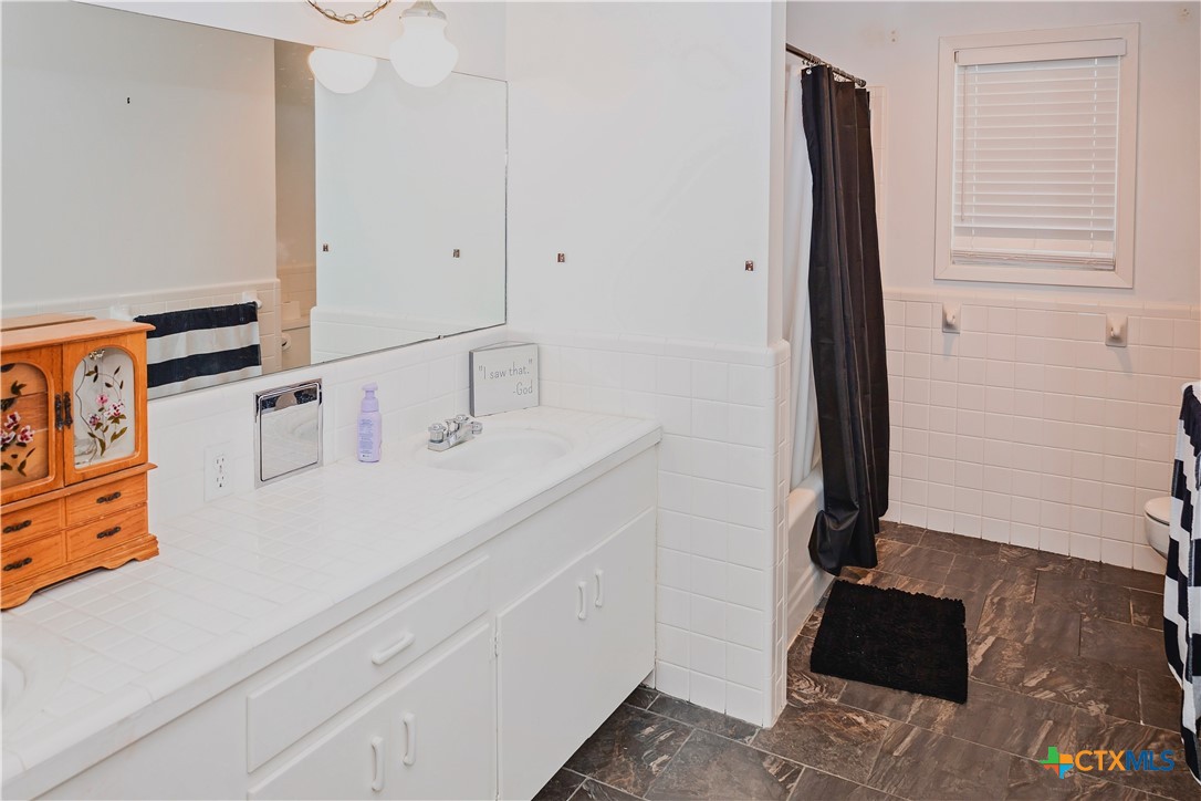 111 Dover Dell Street Victoria, TX 77904 - Photo 34 of 36 a bathroom with a sink and a mirror