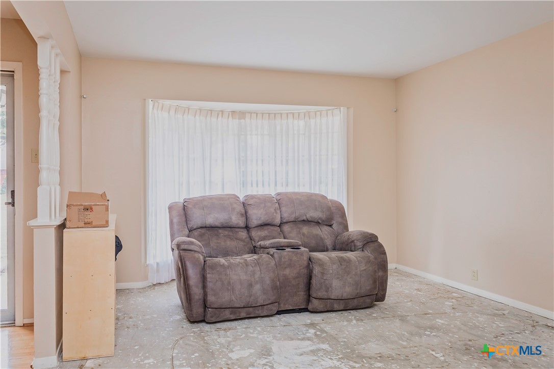 111 Dover Dell Street Victoria, TX 77904 - Photo 4 of 36 a living room with furniture and a ceiling fan