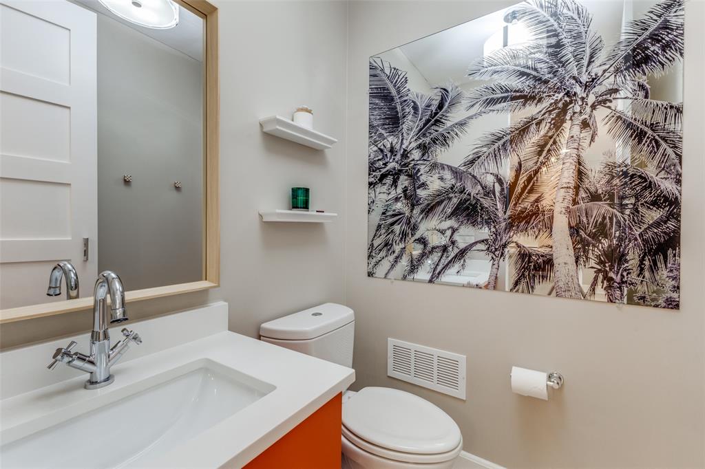 1505 Elm Street, Unit 1101 Dallas, TX 75201 - Photo 20 of 33 Powder Room