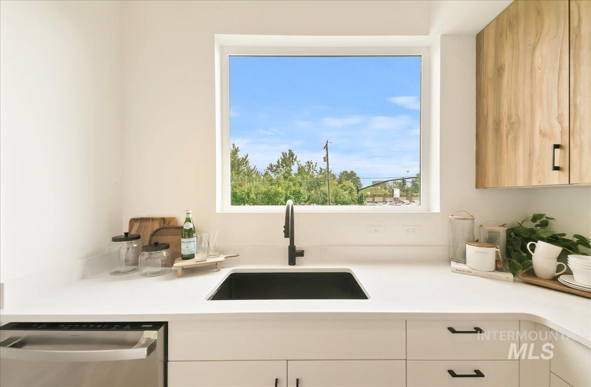2032 South Mackinnon Lane Boise, ID 83706 - Photo 17 of 48 Kitchen featuring stainless steel dishwasher and a sink