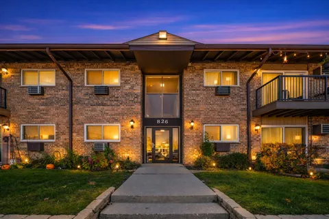 $194,000 | 826 East Old Willow Road, Unit 103, Prospect Heights, IL 60070