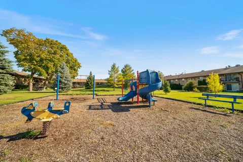 $194,000 | 826 East Old Willow Road, Unit 103, Prospect Heights, IL 60070