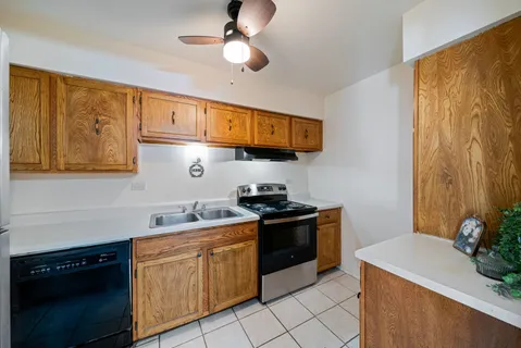 $194,000 | 826 East Old Willow Road, Unit 103, Prospect Heights, IL 60070