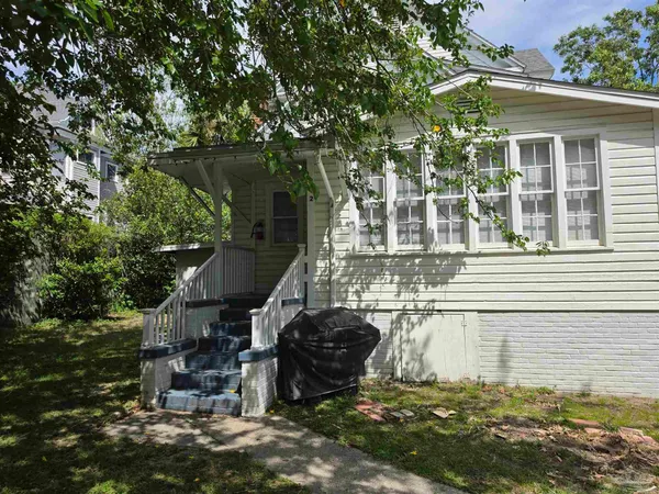 $975 | 911 North Spring Street, Unit 2, Pensacola, FL 32501