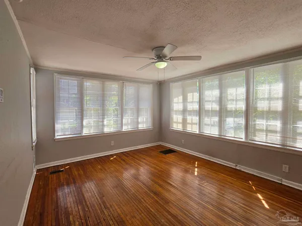 $975 | 911 North Spring Street, Unit 2, Pensacola, FL 32501