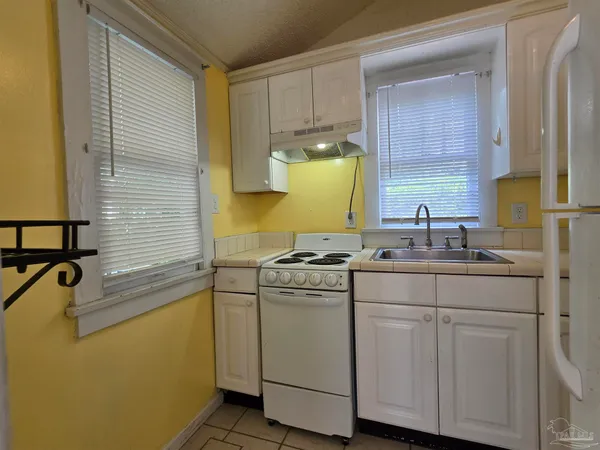 $975 | 911 North Spring Street, Unit 2, Pensacola, FL 32501