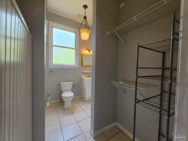 $975 | 911 North Spring Street, Unit 2, Pensacola, FL 32501