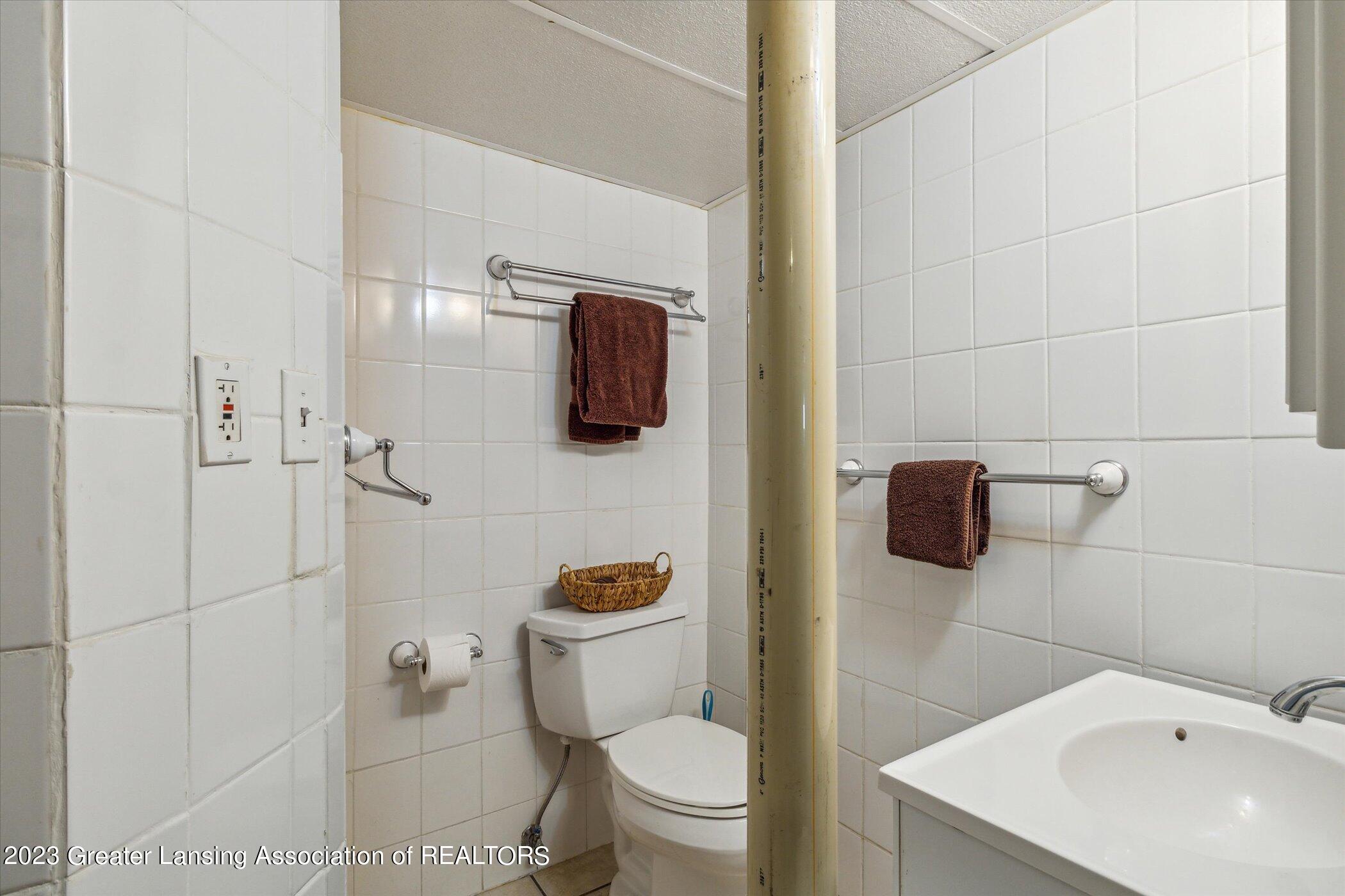719 Bretton Road Lansing, MI 48917 - Photo 29 of 41 30-photo-30