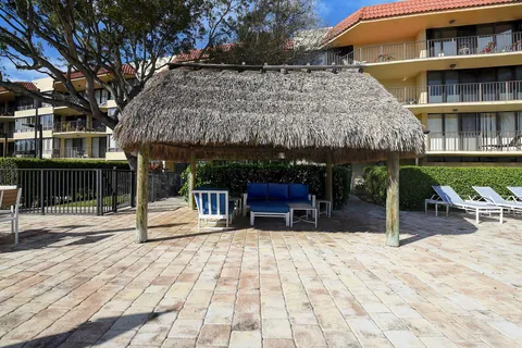 $379,900 | 800 Jeffery Street, Unit 202, Boca Raton, FL 33487