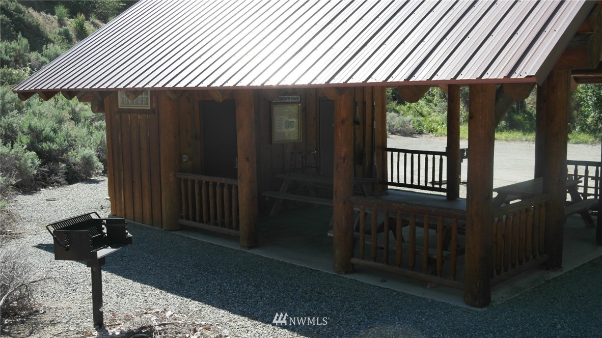 7 Cowboy Road Pateros, WA 98846 - Photo 24 of 31 a backyard of a house with table and chairs