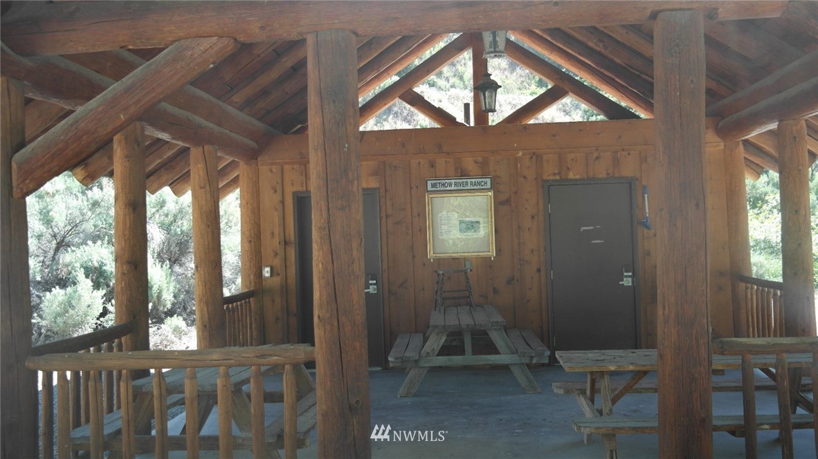 7 Cowboy Road Pateros, WA 98846 - Photo 25 of 31 a view of entryway with a front door