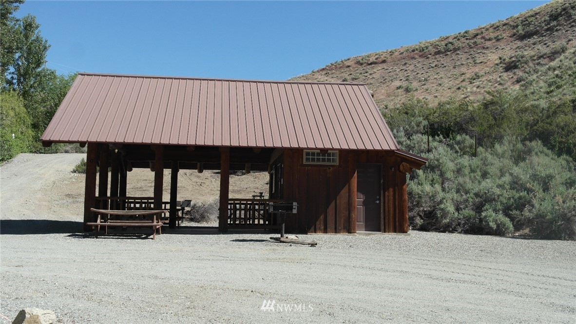 7 Cowboy Road Pateros, WA 98846 - Photo 26 of 31 front view of a house with a street