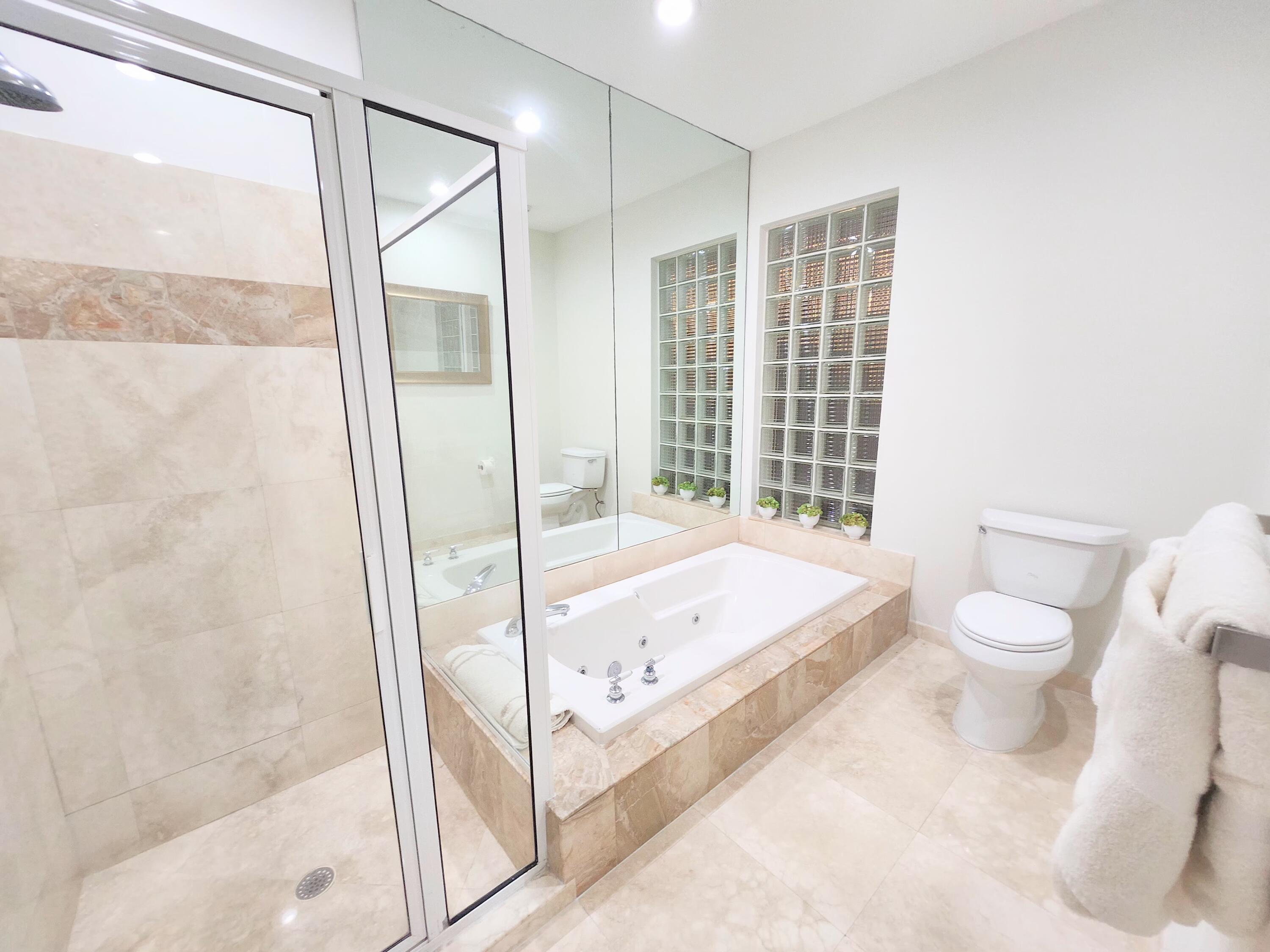 3567 Commodore Circle Delray Beach, FL 33483 - Photo 32 of 76 Master bath tub
