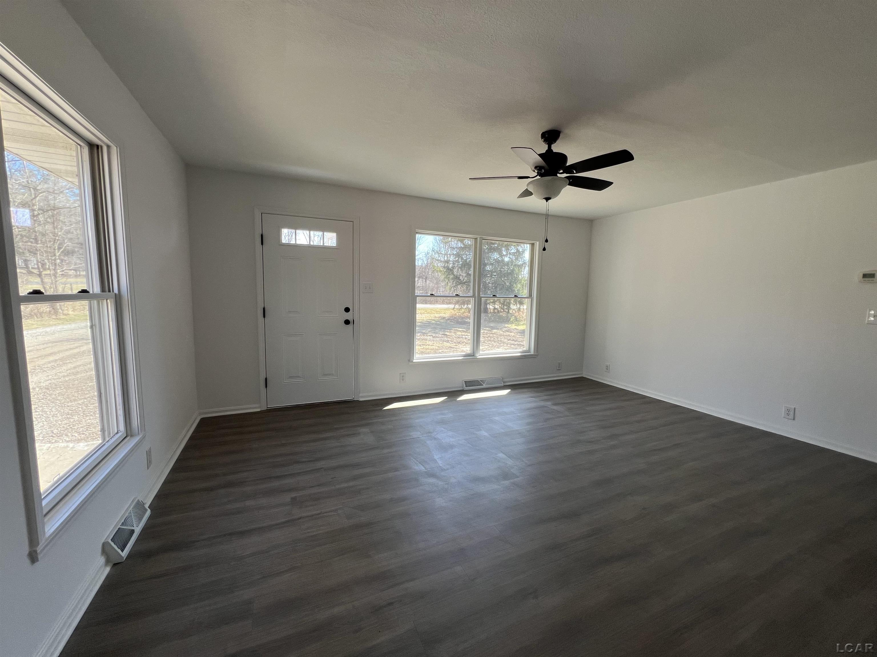 1102 West Valley Road Adrian, MI 49221 - Photo 5 of 15 50169798-d6203330-19c3-435d-bd19-4ab3ef4fbf9f.JPG