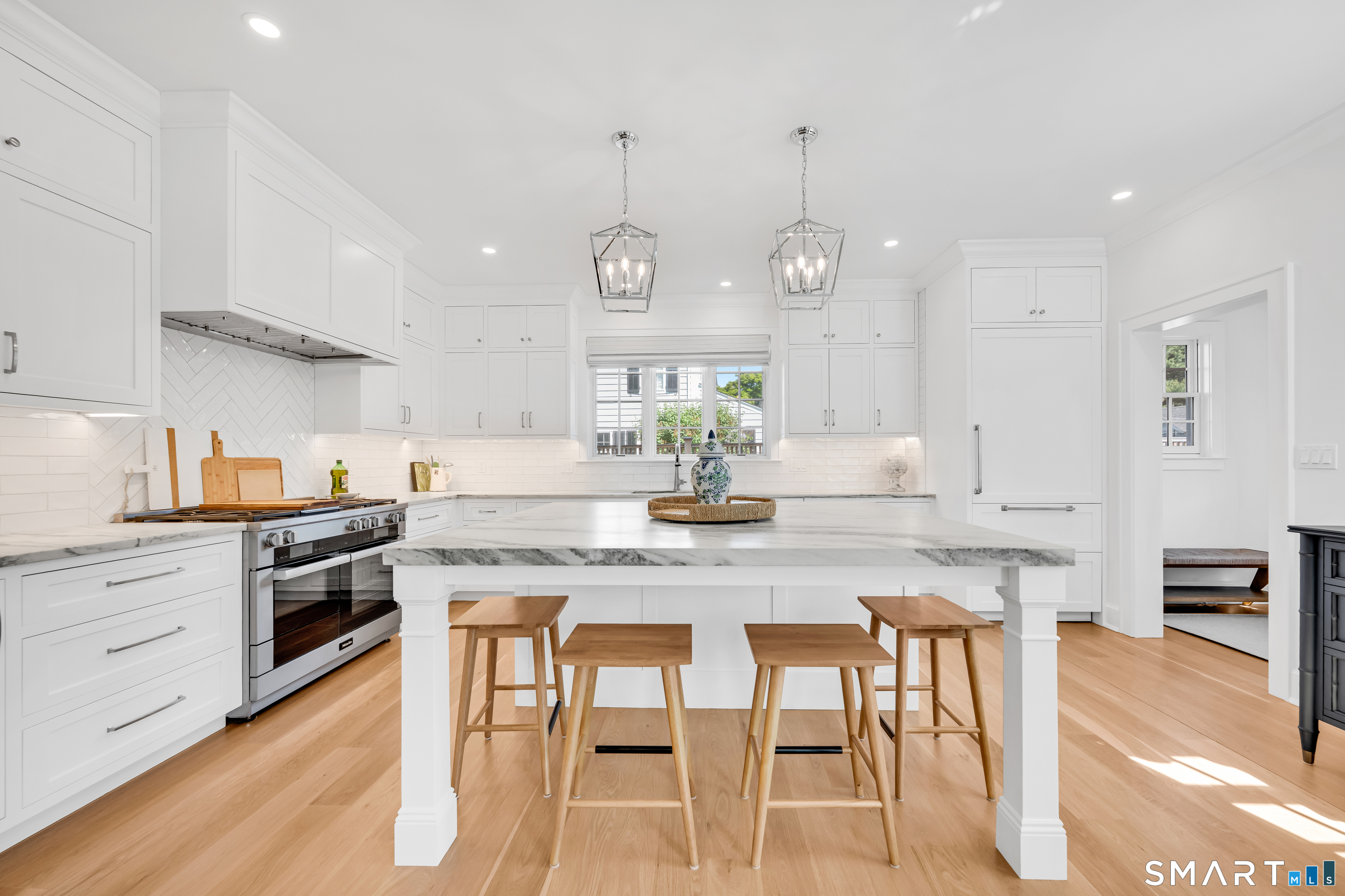 920 Old Post Road Fairfield, CT 06824 - Photo 10 of 40 6' X 6'6" island with counter seating for 5